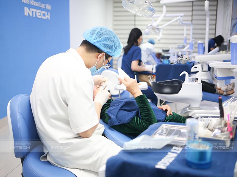 Bác sĩ thăm khám tình trạng răng miệng