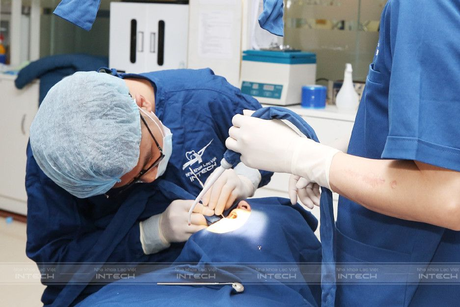 Bác sĩ tại Nha khoa Lạc Việt Intech thực hiện kỹ thuật nâng xoang thủy lực 
