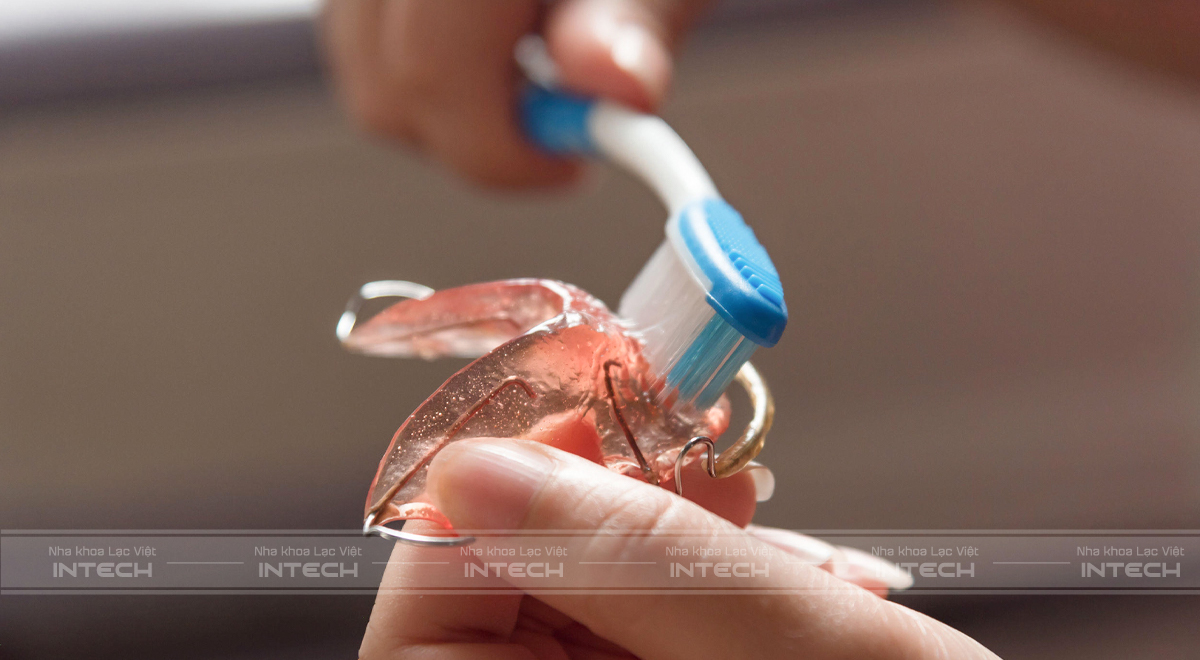 Cách vệ sinh hàm duy trì