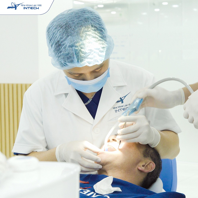 Cô chú/anh chị cần chú ý đến cách chăm sóc răng sau cắm Implant để tránh gây viêm nhiễm 