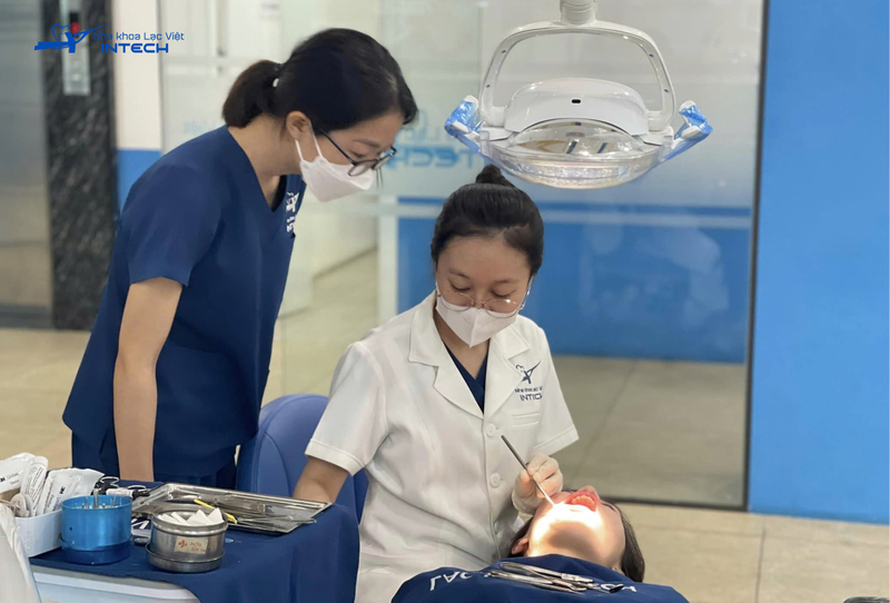 Trong trường hợp Implant bị đào thải, bác sĩ sẽ cần thực hiện việc nhổ bỏ trụ Implant cũ và tiến hành cấy ghép Implant mới.