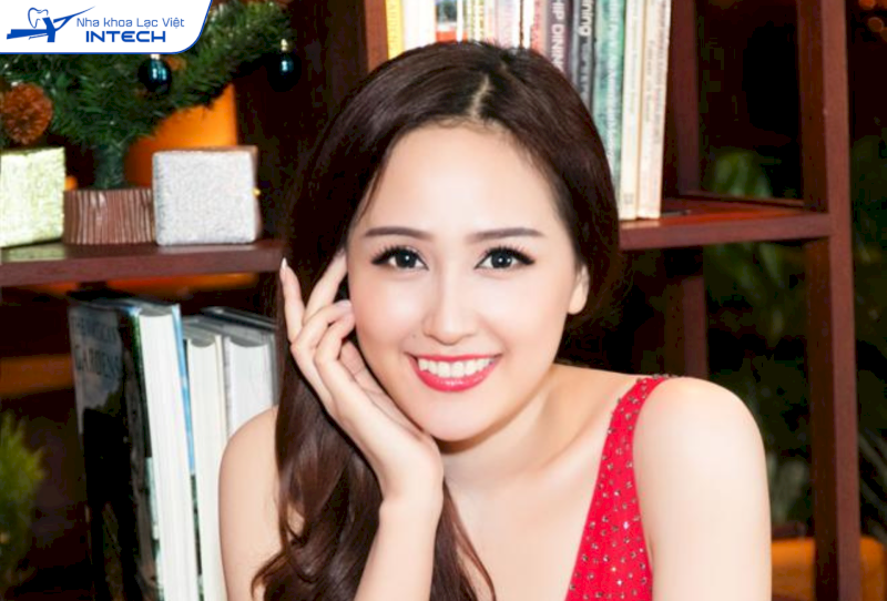 Hoa hậu Mai Phương Thúy cũng gây ấn tượng với người đối diện với chiếc răng khểnh nổi bật