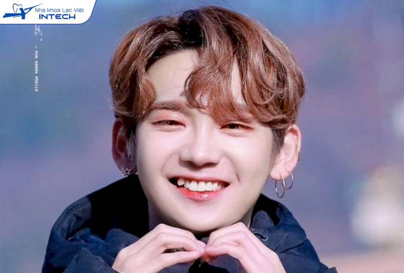 Thành viên Kenta của nhóm nhạc Hàn Quốc JBJ95 sở hữu nụ cười thân thiện, khả ái với chiếc răng khểnh