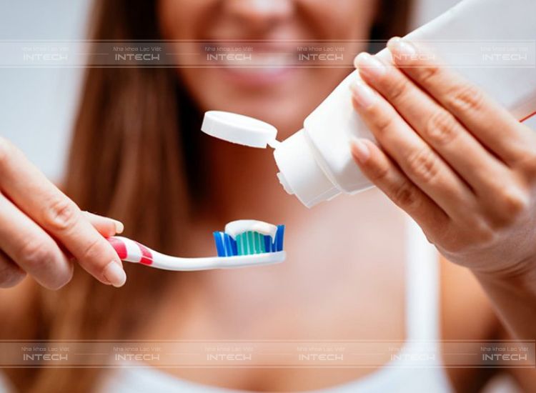 Chải răng bằng bàn chải lông mềm để tránh làm tổn thương lợi