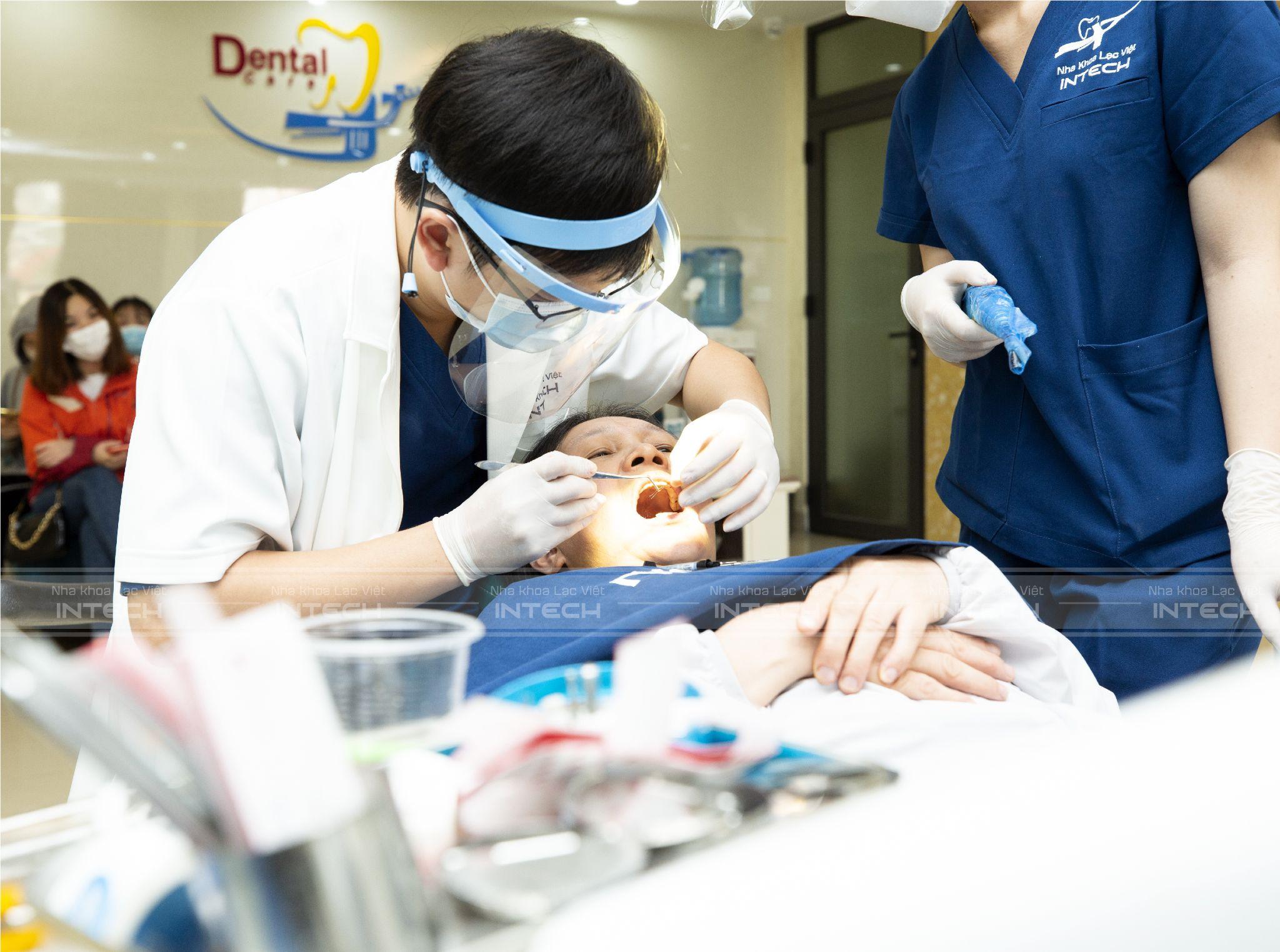 Cần tới gặp bác sĩ để kiểm tra nguyên nhân gây hôi miệng sau trồng răng giả