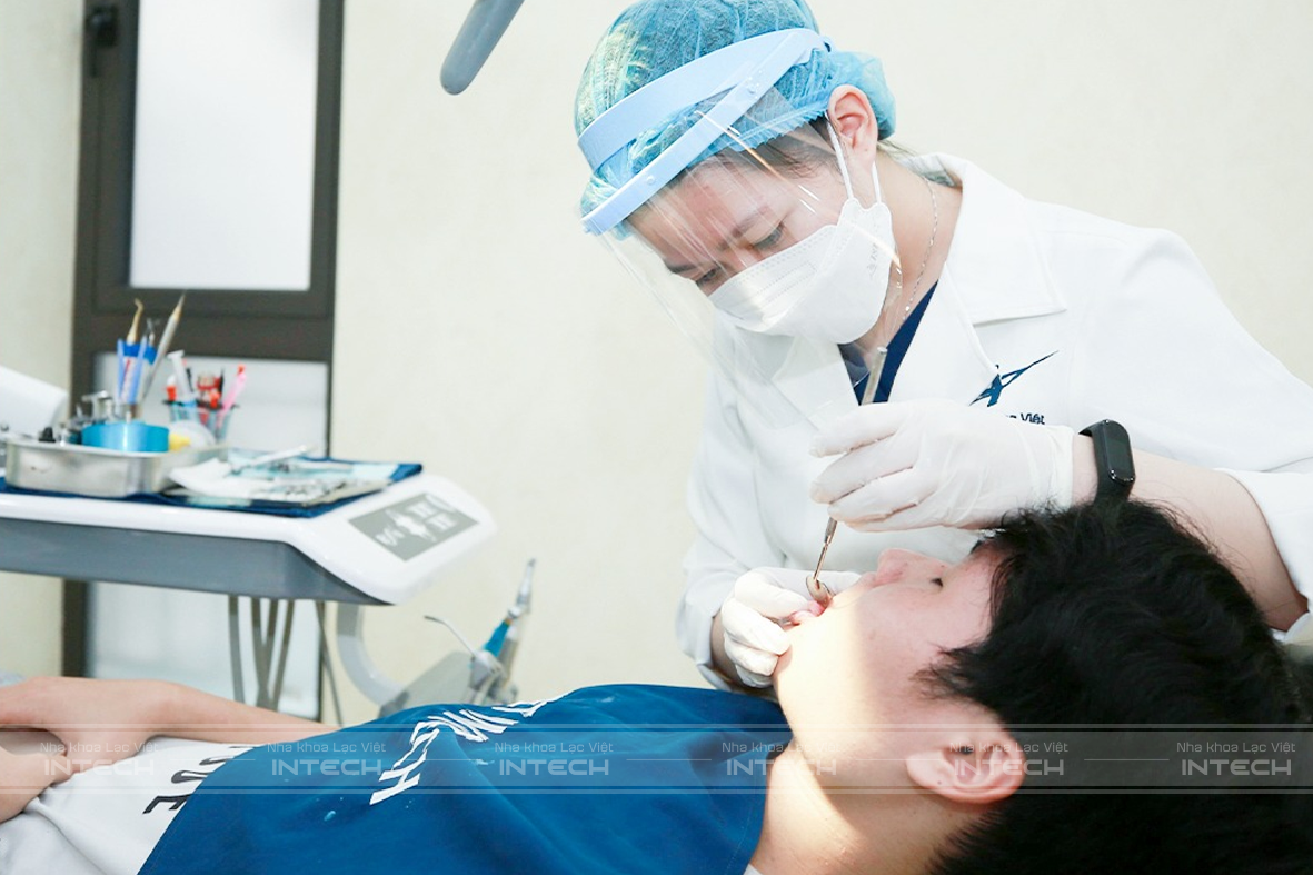 Nên đến cơ sở nha khoa để thăm khám và điều trị
