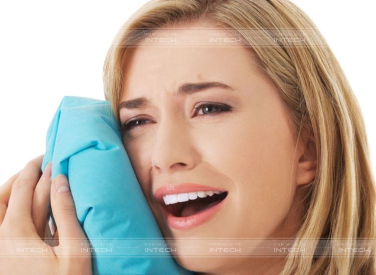 Chườm đá bên ngoài vị trí nhổ răng khôn