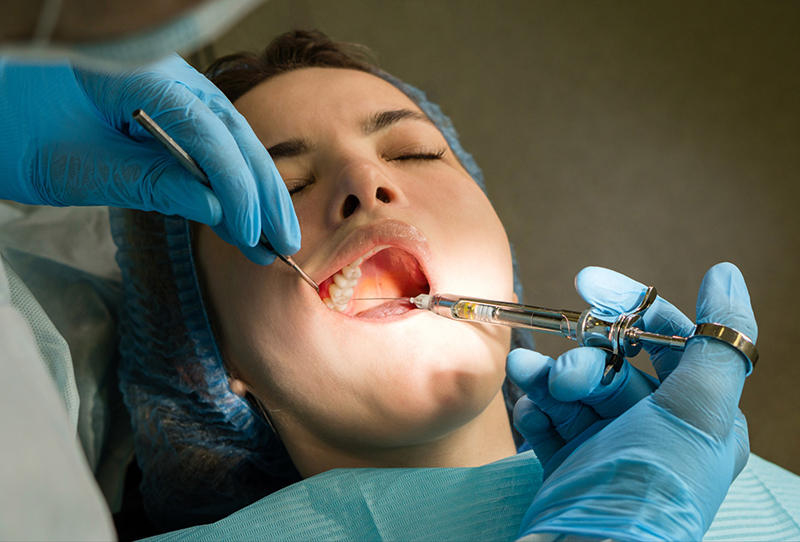 Bác sĩ sẽ gây tê trước khi tiến hành thủ thuật ghép xương, đảm bảo cô chú/anh chị không cảm thấy đau trong quá trình thực hiện