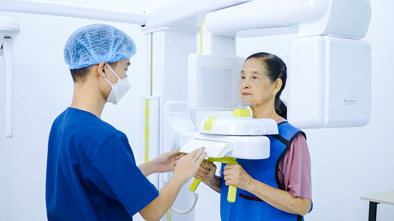 Bác sĩ sẽ cho cô chú/anh chị chụp CT Conebeam để xem cô chú/anh chị có cần ghép xương hay không