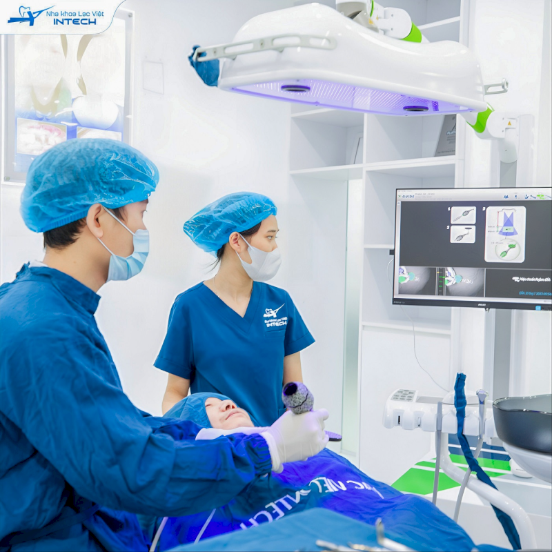 Cô chú/anh chị cần thực hiện trồng răng Implant tại các cơ sở nha khoa uy tín, bác sĩ có đầy đủ chứng chỉ hành nghề 