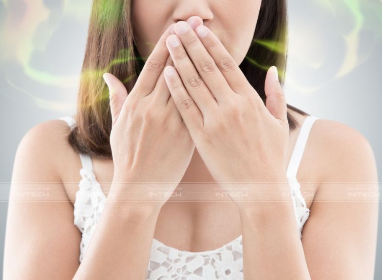 Hơi thở có mùi nếu không được vệ sinh kỹ càng khi mọc răng khôn