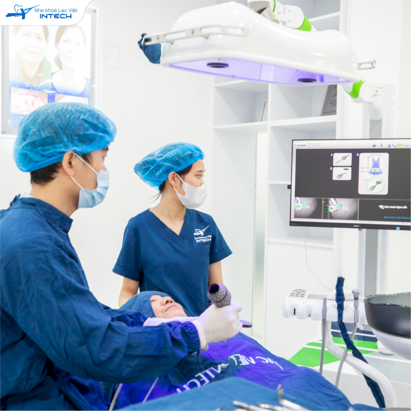 Trình độ và tay nghề của bác sĩ cũng là yếu tố quan trọng ảnh hưởng đến sự thành công của ca cấy ghép