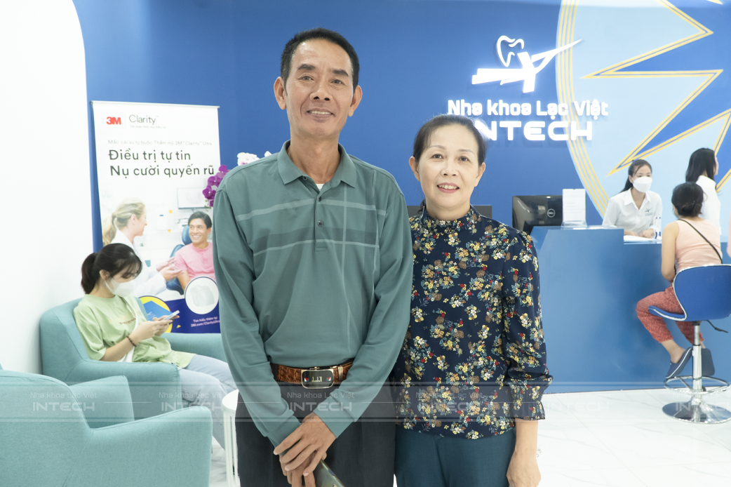 Chú Nguyễn Đức Hà và vợ trong buổi lắp răng tạm tại Nha khoa Lạc Việt Intech