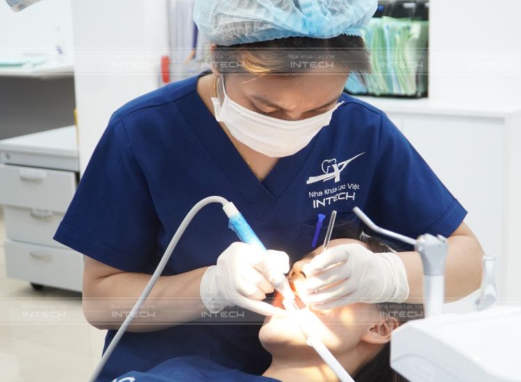 Nên loại bỏ chiếc răng khôn phiền toái này