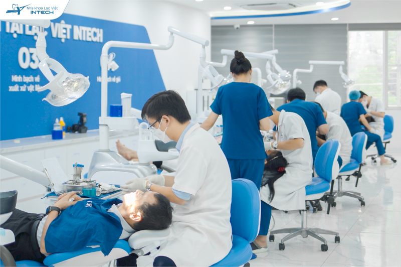 Nha khoa Lạc Việt Intech cam kết cung cấp cho khách hàng dịch vụ trồng răng Implant tận tâm, chất lượng