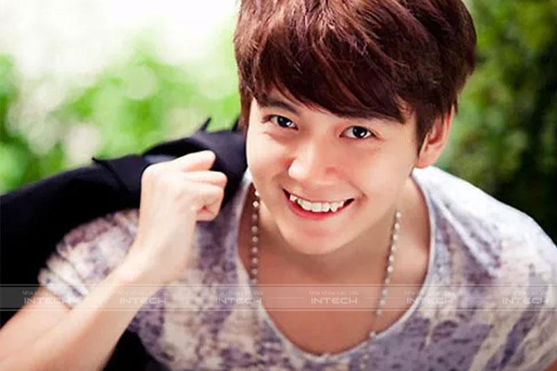 Ca sĩ Ngô Kiến Huy cũng sở hữu nụ cười răng khểnh đặc trưng