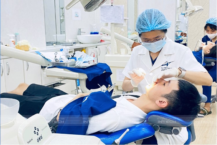 niềng răng giai đoạn nào đau nhất