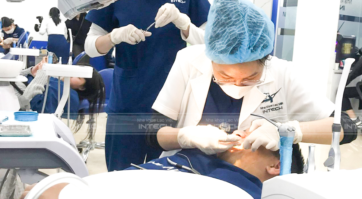 Gắn mắc cài là bước cực kỳ quan trong trong quá trình niềng răng sắt