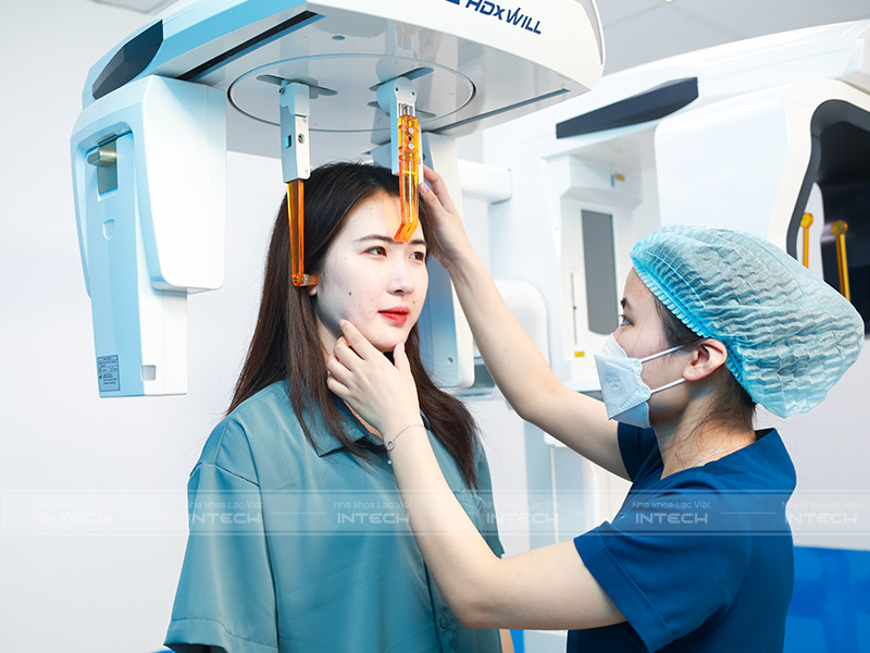 Bác sĩ Lê Hằng cùng ekip chỉnh nha
