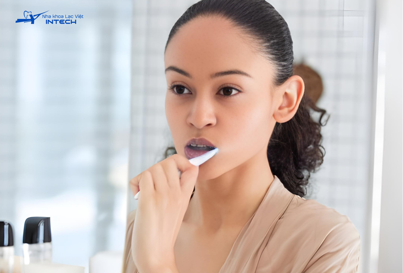 Cần súc miệng nhẹ nhàng, đều đặn để tránh viêm nhiễm nơi cấy Implant