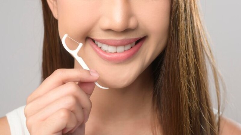 Có thể sử dụng thêm tăm nước để loại bỏ thức ăn thừa ở kẽ răng mà không gây hại đến Implant 