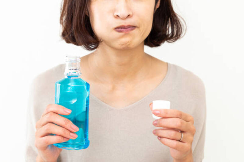 Ở giai đoạn này, cô chú/anh chị nên súc miệng một cách nhẹ nhàng để tránh ảnh hưởng vết thương
