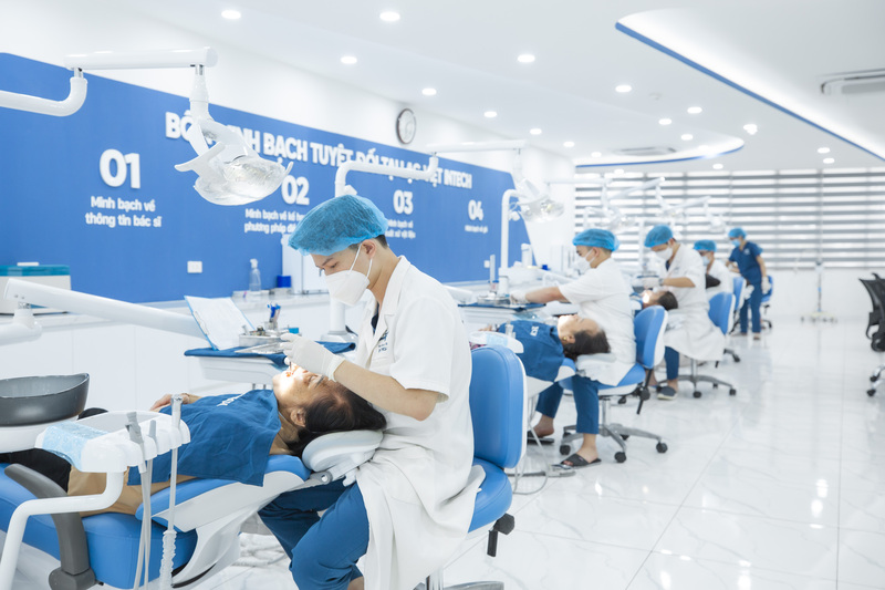 Cô chú/anh chị cần đến nha khoa khám ngay nếu phát hiện răng Implant bị lung lay