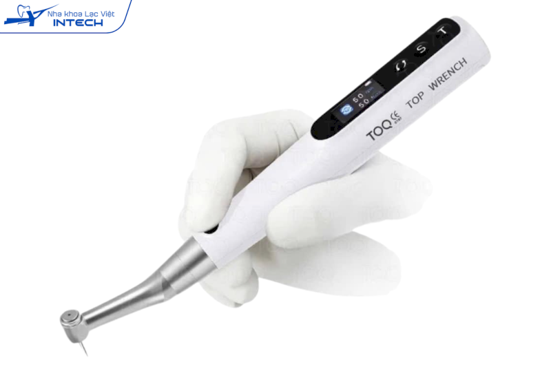 Tay vặn Implant giúp giữ trụ Implant để bác sĩ đưa vào lỗ chờ và tiến hành đặt trụ