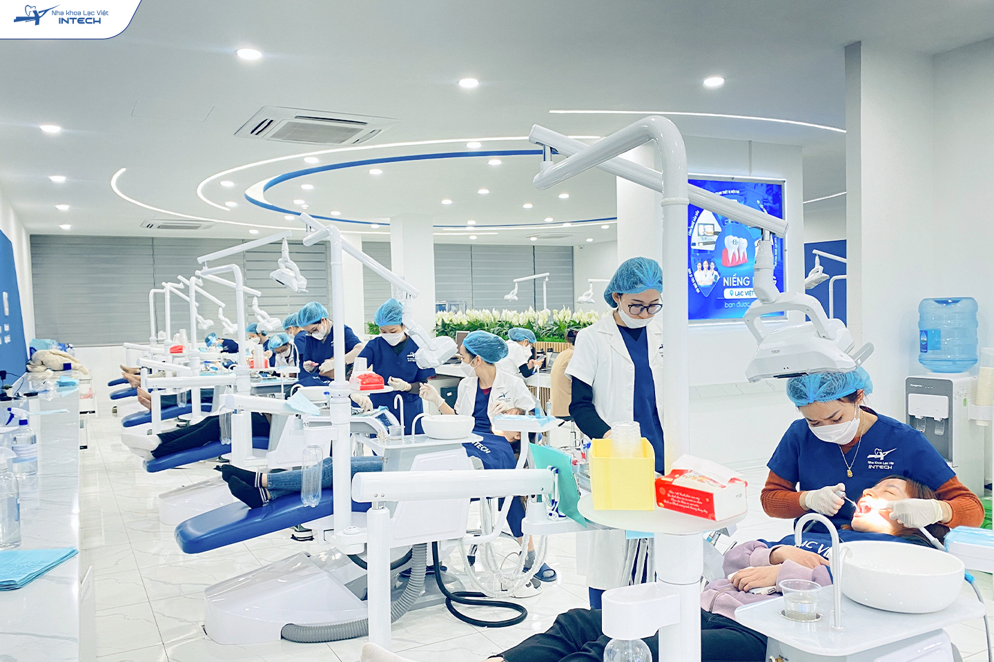Cô chú/anh chị nên đến trồng Implant tại các cơ sở có đội ngũ bác sĩ giàu kinh nghiệm với kỹ thuật chuyên môn cao, đảm bảo an toàn trong quá trình phẫu thuật