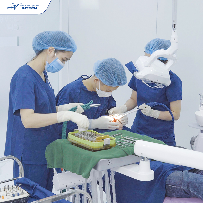 Bác sĩ sẽ tiến hành cấy 4 trụ Implant vào xương hàm của cô chú/anh chị