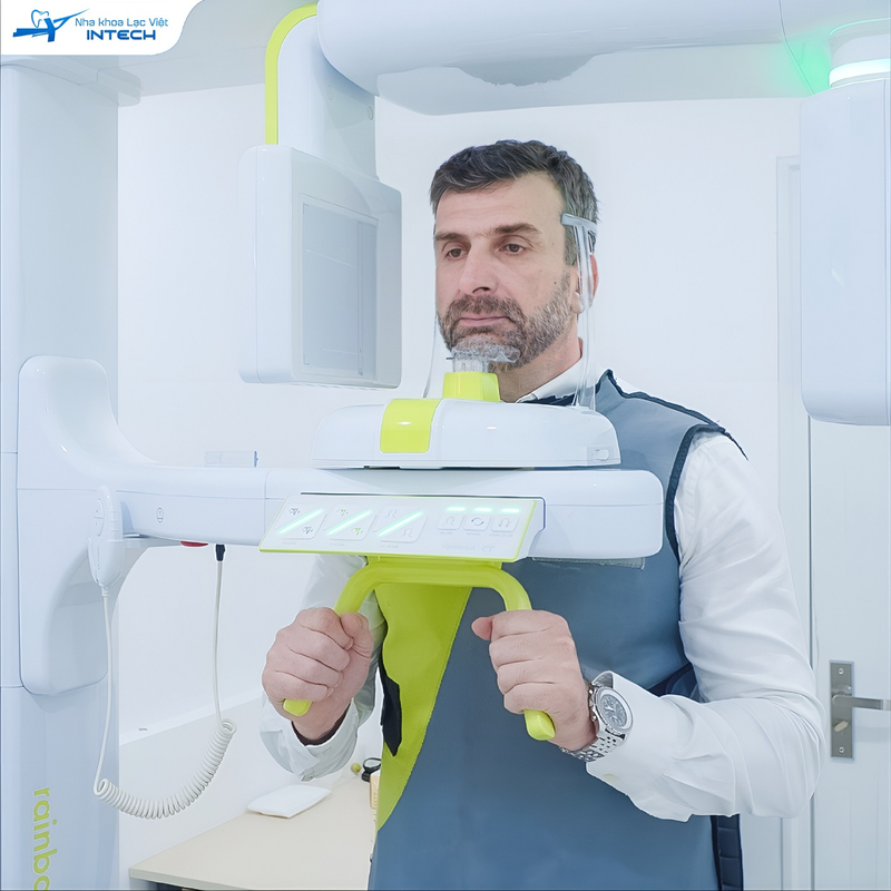 Bác sĩ sẽ chụp CT Cone Beam để tầm soát xương hàm của cô chú/anh chị và lập phác đồ điều trị phù hợp