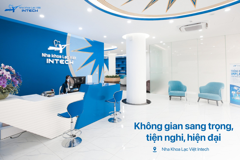 Nha khoa được xây dựng khang trang, rộng rãi và sạch sẽ, mang tông màu xanh - trắng dễ chịu, mát mắt