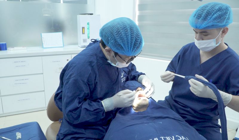 Nên lựa chọn bác sĩ có nhiều kinh nghiệm thực tế trong phẫu thuật trồng răng Implant